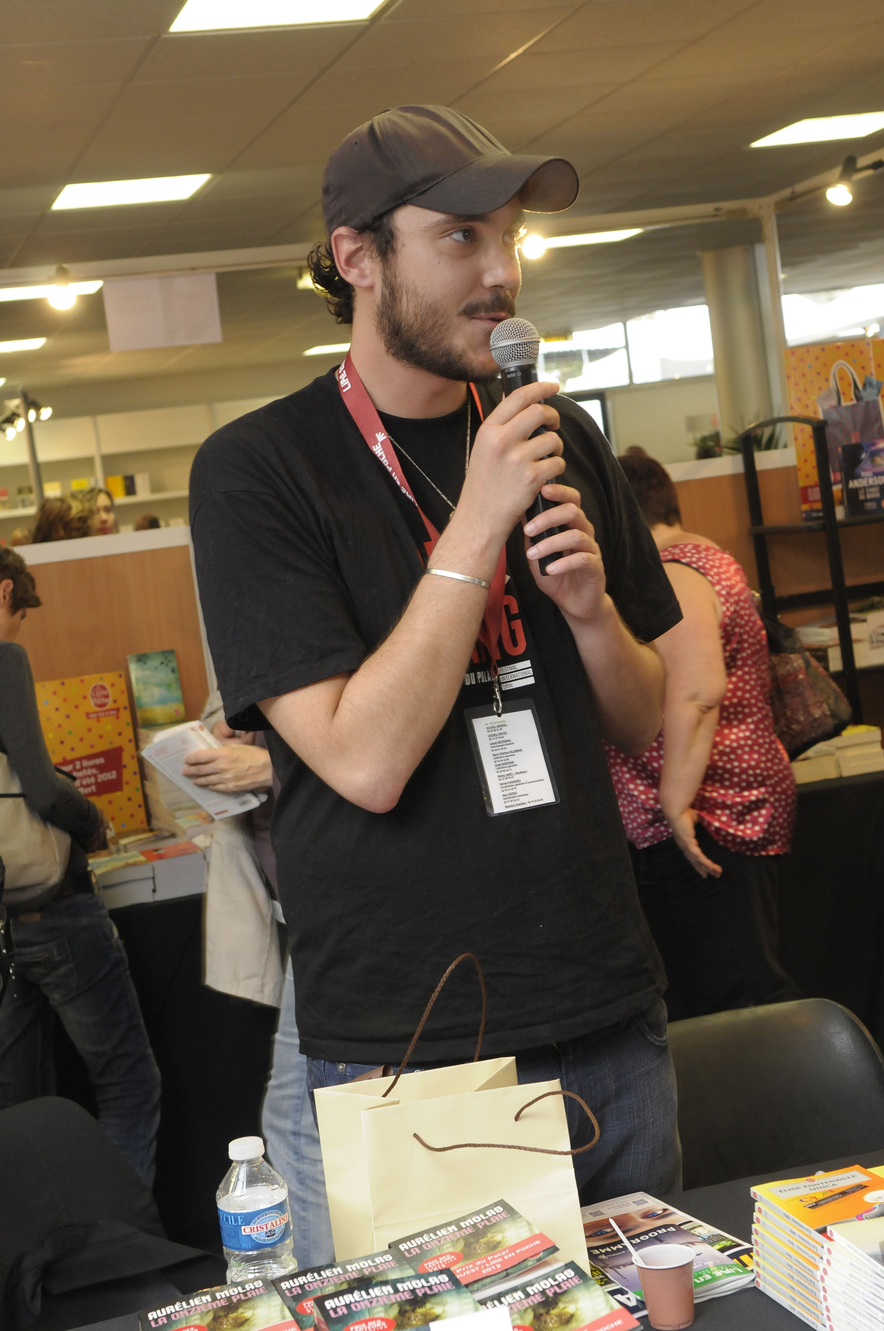 Aurélien Molas recevant le prix du polar 2012 à Gradignan.