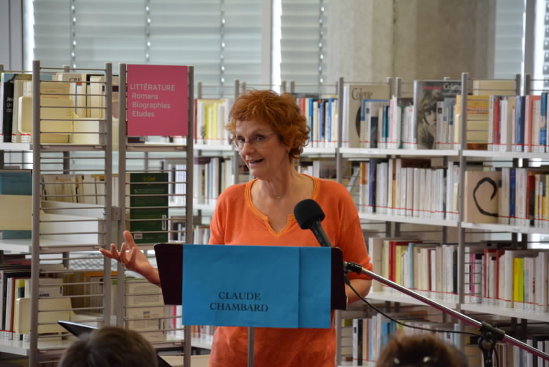 La comédienne Sohpie Robin lisant le texte de Claude Chambard.