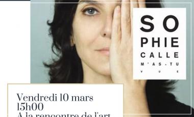 femme masquant la moitié de son visage avec sa main