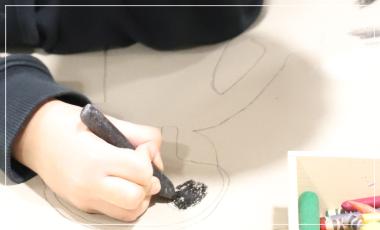 Photo d'une main qui dessine