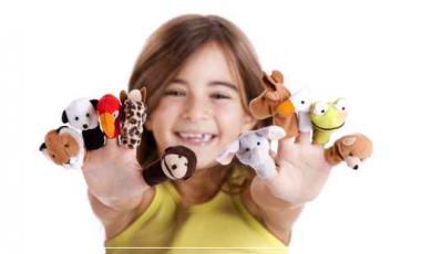 Image d'une petite fille avec des marionnettes aux doigts