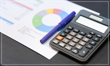 Document administratif, crayon et calculatrice