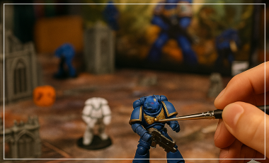 Main en train de peindre une figurine